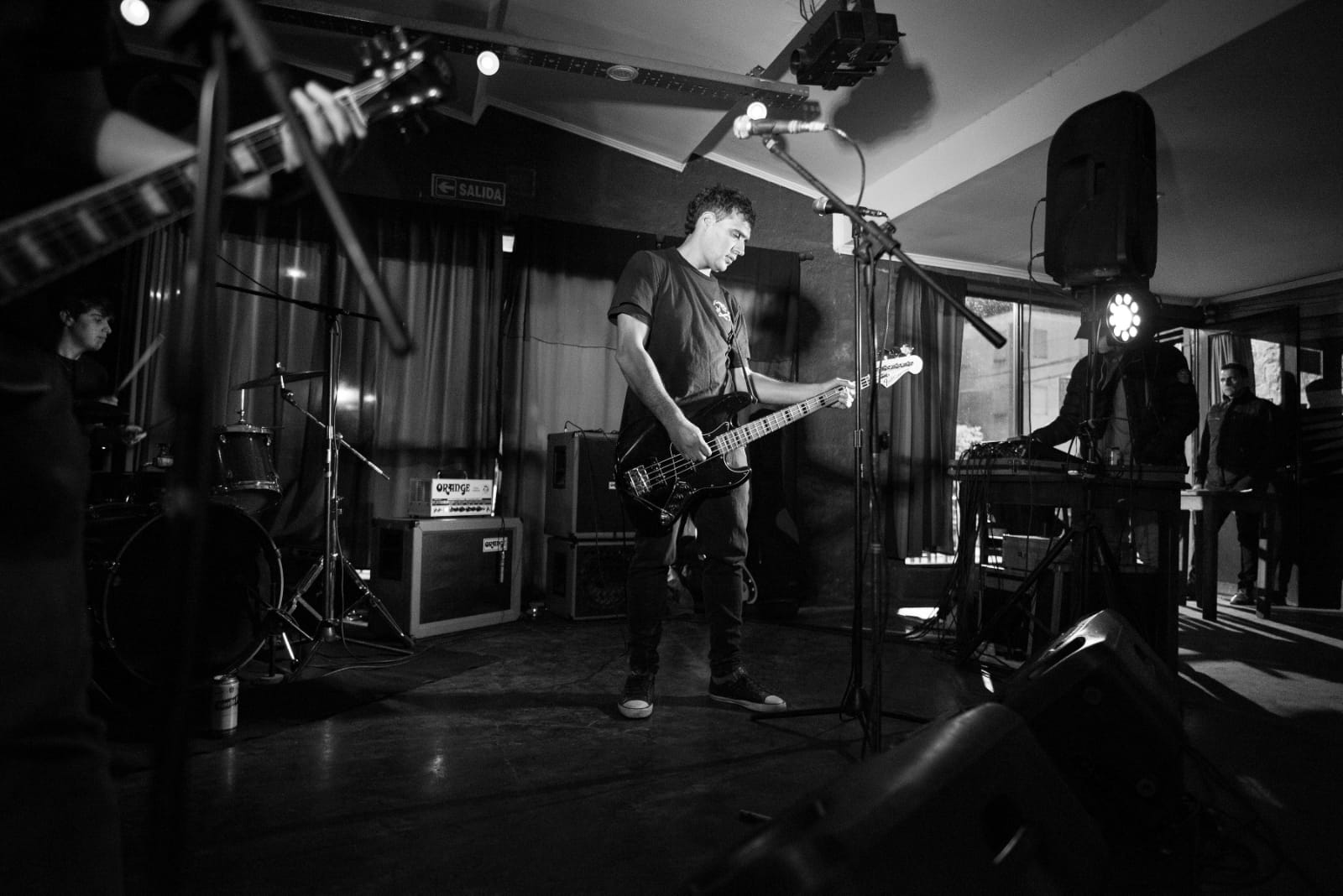 Desde hace más de dos décadas, la banda punk Mal Llevados forma parte activa de la escena under rosarina. Con actitud, crudeza y letras que reflejan la vida cotidiana, el grupo se convirtió en un referente local que nunca abandonó la honestidad ni la energía que caracteriza al género.