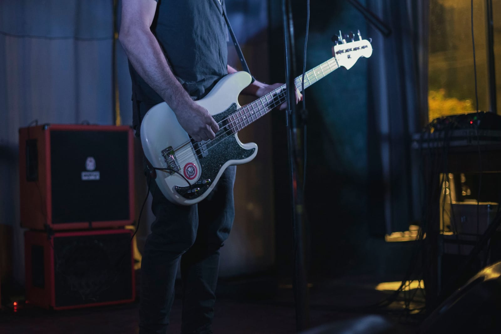 Desde hace más de dos décadas, la banda punk Mal Llevados forma parte activa de la escena under rosarina. Con actitud, crudeza y letras que reflejan la vida cotidiana, el grupo se convirtió en un referente local que nunca abandonó la honestidad ni la energía que caracteriza al género.